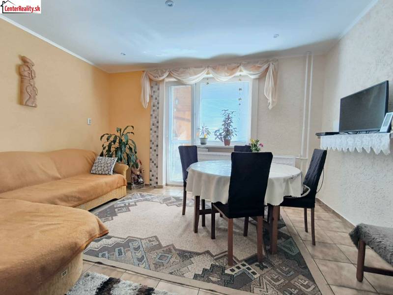 ‼️RODINNÝ DOM S KRÁSNYM POZEMKOM NA PREDAJ,KOLAČNO okr. PARTIZÁNSKE ‼️ - Obývacia izba rodinného domu s jedálenským stolom, gaučom a televízorom na polici.