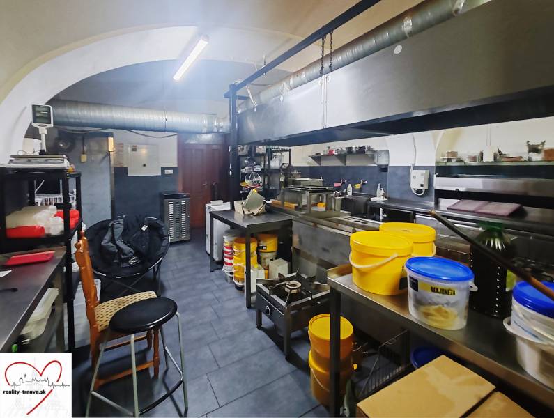Odstúpenie prenájmu zabehnutej street food reštaurácie – centrum Trnav - Kuchynské priestory s vybavením a nádobami pripravené na využitie v gastro priestore.
