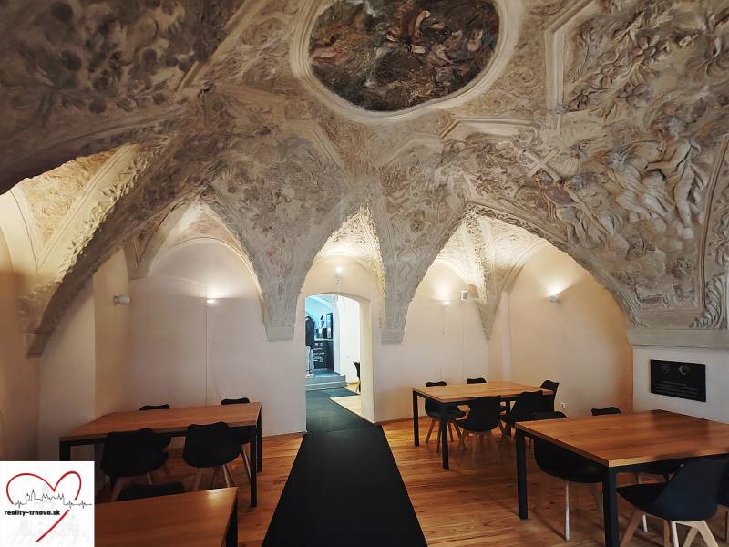 Odstúpenie prenájmu zabehnutej street food reštaurácie – centrum Trnav - Interiér gastro priestorov s ornamentálnym stropom a podlahou s dreveným dekorom.