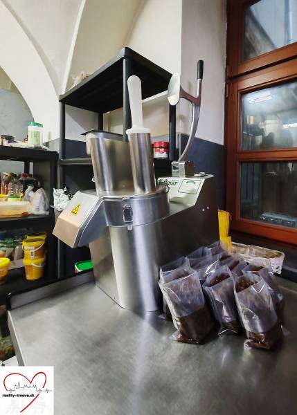 Odstúpenie prenájmu zabehnutej street food reštaurácie – centrum Trnav - Kuchynské gastro priestory so zariadením a zabalenými surovinami.