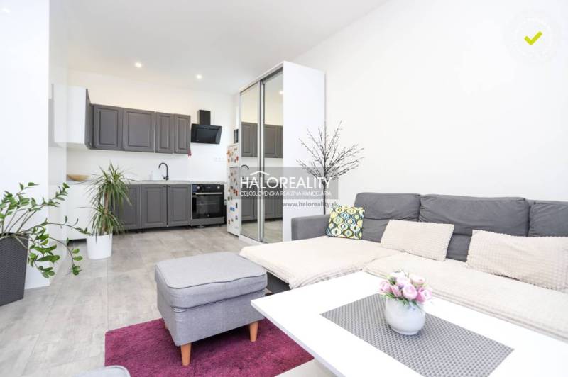 Prenájom, dvojizbový byt Považská Bystrica, Lánska -... - Obývacia izba v 2-izbovom byte s kuchynskou linkou a podlahou s dreveným dekorom.