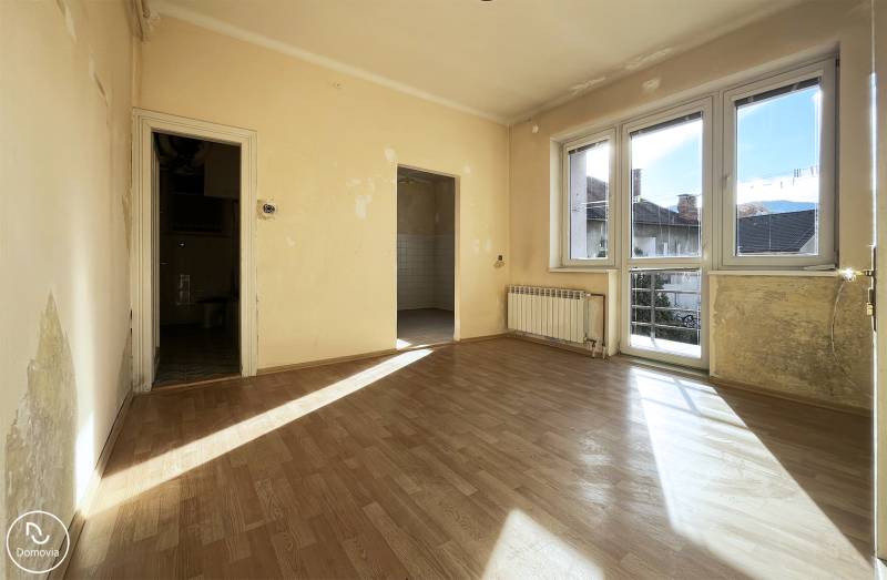 Exkluzívne | Na predaj 5i byt s garážou a záhradou v centre Ružomberka - Miestnosť v 5 a viac izbovom byte so slnečným svetlom a podlahou s dreveným dekorom.