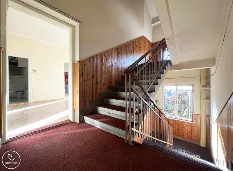 Exkluzívne | Na predaj 5i byt s garážou a záhradou v centre Ružomberka - Schodisko a vstup do 5 a viac izbového bytu s podlahou s dreveným dekorom.