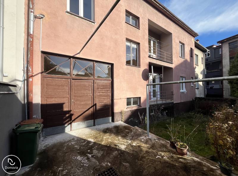 Exkluzívne | Na predaj 5i byt s garážou a záhradou v centre Ružomberka - Exteriér bytového domu na Medveckého ulici v Ružomberku s garážou a dvorom.