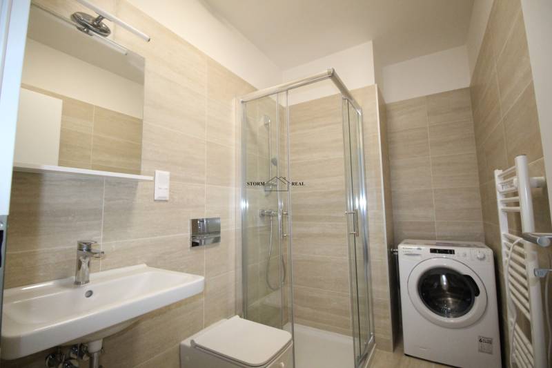 ŠIKOVNÁ GARSÓNKA na PRENÁJOM v CENTRE MESTA na BEZRUČOVEJ ul. - Kúpeľňa v garsónke s umývadlom, sprchovým kútom a práčkou.