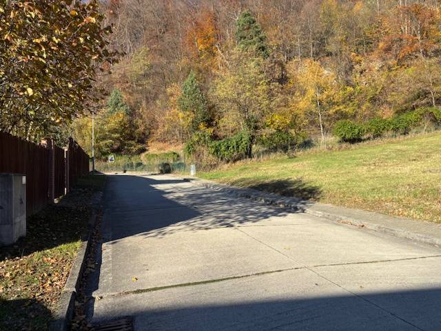 Na predaj veľký stavebný pozemok v atraktívnej štvrti Marianky - Jesenná krajina na Karpatskej ulici v Marianke, ideálna pre Pozemky - bývanie.