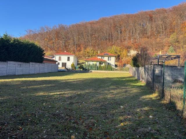 Na predaj veľký stavebný pozemok v atraktívnej štvrti Marianky - Pozemky - bývanie na Karpatskej ulici v Marianke so zeleňou a susediacimi domami.