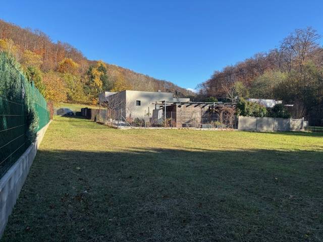 Na predaj veľký stavebný pozemok v atraktívnej štvrti Marianky - Trávnatý pozemok na Karpatskej ulici v Marianke, obklopený modernou architektúrou a prírodou.