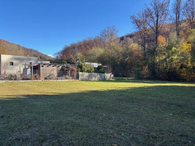 Na predaj veľký stavebný pozemok v atraktívnej štvrti Marianky - Trávnatý pozemok na Karpatskej ulici v Marianke, obklopený lesmi, vhodný na bývanie.