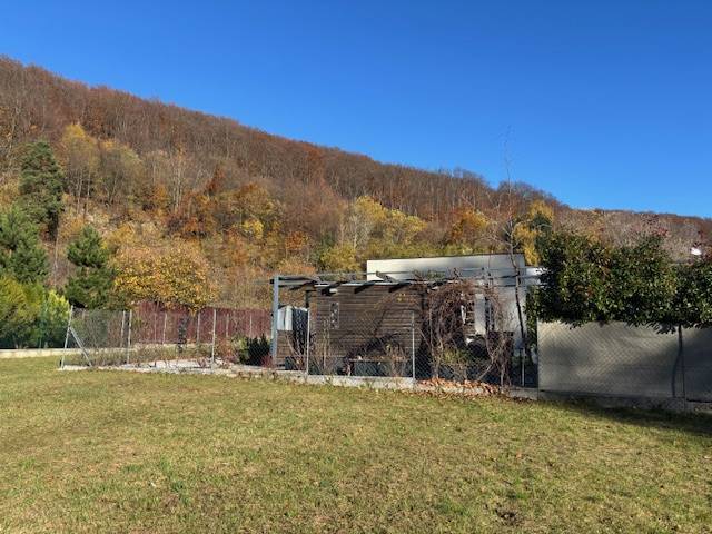 Na predaj veľký stavebný pozemok v atraktívnej štvrti Marianky - Záhrada s trávnikom na Karpatskej ulici v Marianke, vhodná na Pozemky - bývanie.