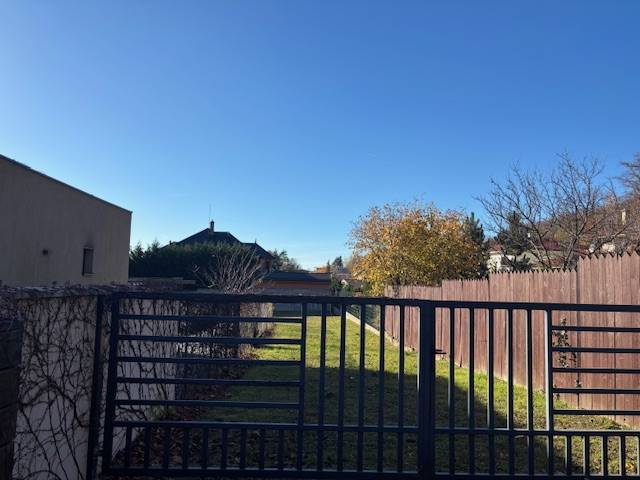 Na predaj veľký stavebný pozemok v atraktívnej štvrti Marianky - Plot na Karpatskej ulici v Marianke obklopuje pozemky - bývanie so zeleným trávnikom.