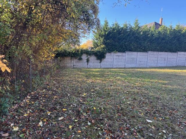 Na predaj veľký stavebný pozemok v atraktívnej štvrti Marianky - Trávnatý pozemok na Karpatskej ulici v Marianke, vhodný pre bývanie.