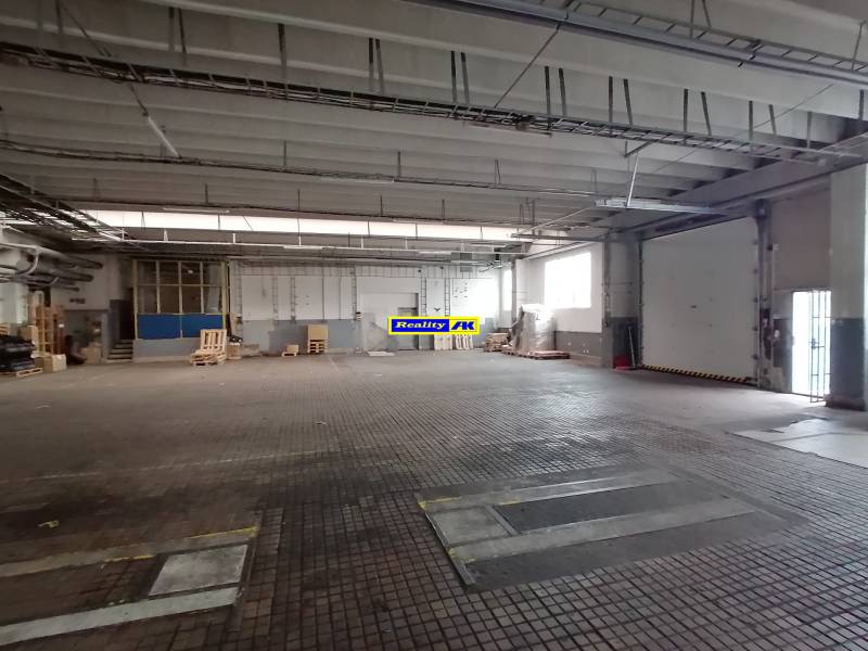 Hala na prenájom  Martin, s dobrým napojením na diaľnicu - Priestor pre sklady a haly s podlahou v dekorom, vybavený veľkými vstupnými vrátmi.