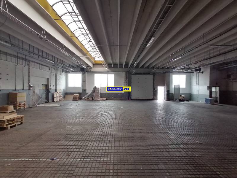Hala na prenájom  Martin, s dobrým napojením na diaľnicu - Priestor vnútri Skladu a haly s roštovou podlahou a vysokými stropmi.