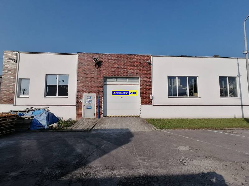 Hala na prenájom  Martin, s dobrým napojením na diaľnicu - Sklady a haly v Martine so svetlou fasádou a tehlovým obkladom.