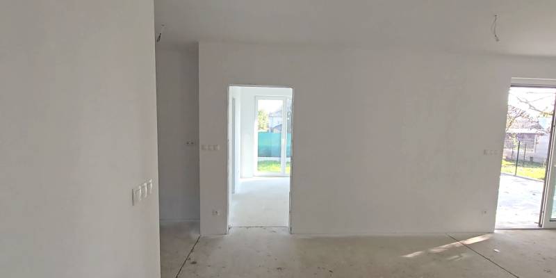 4 izbový BUNGALOV novostavba (VYSTAVBA) Piešťany, kvalitné prevedenie - Rodinný dom so svetlou miestnosťou, bielymi stenami a veľkými oknami na záhradu.