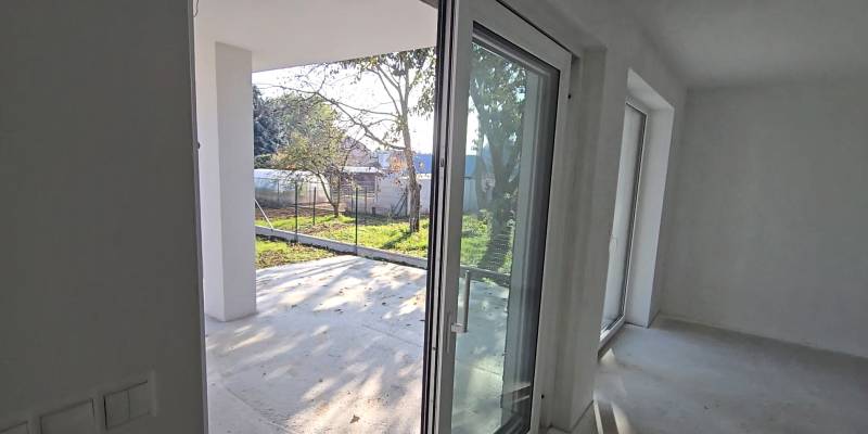 4 izbový BUNGALOV novostavba (VYSTAVBA) Piešťany, kvalitné prevedenie - Okná a dvere v Rodinnom dome vedúce na terasu, výhľad na záhradu.