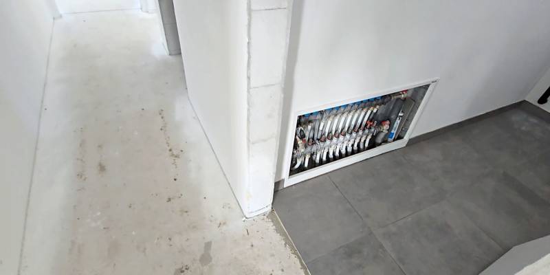 4 izbový BUNGALOV novostavba (VYSTAVBA) Piešťany, kvalitné prevedenie - Chodba v rodinnom dome s rozvodmi a dlažbou v Piešťanoch.