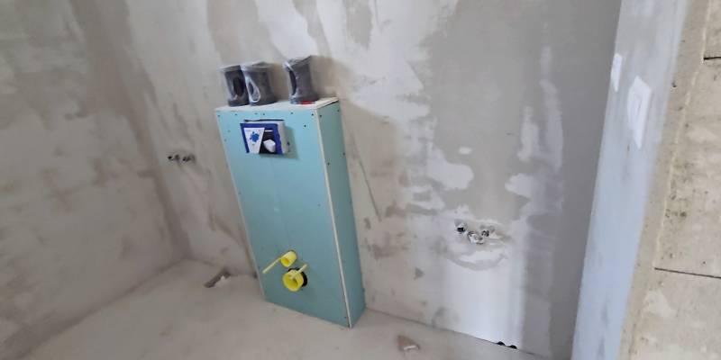 4 izbový BUNGALOV novostavba (VYSTAVBA) Piešťany, kvalitné prevedenie - Nedokončená kúpeľňa v rodinnom dome s pripravovanou inštaláciou v stene.