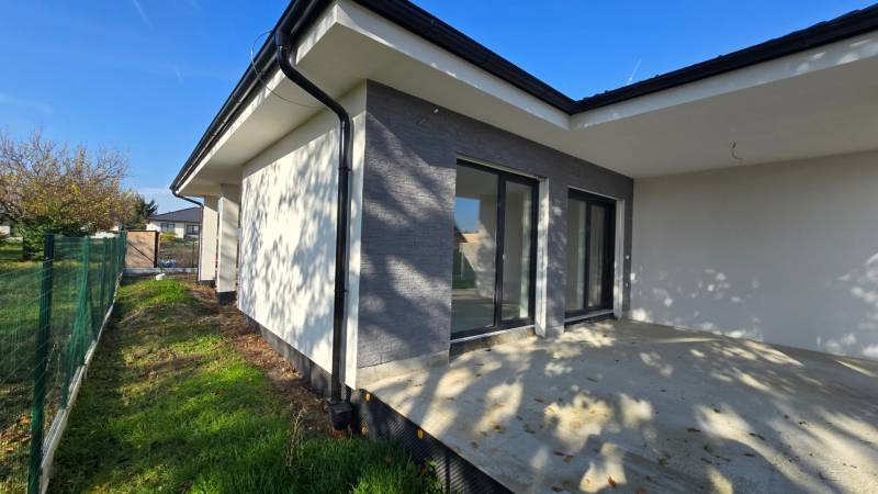 4 izbový BUNGALOV novostavba (VYSTAVBA) Piešťany, kvalitné prevedenie - Rodinný dom v Piešťanoch s terasou a záhradou, ohraničenou zeleným plotom.