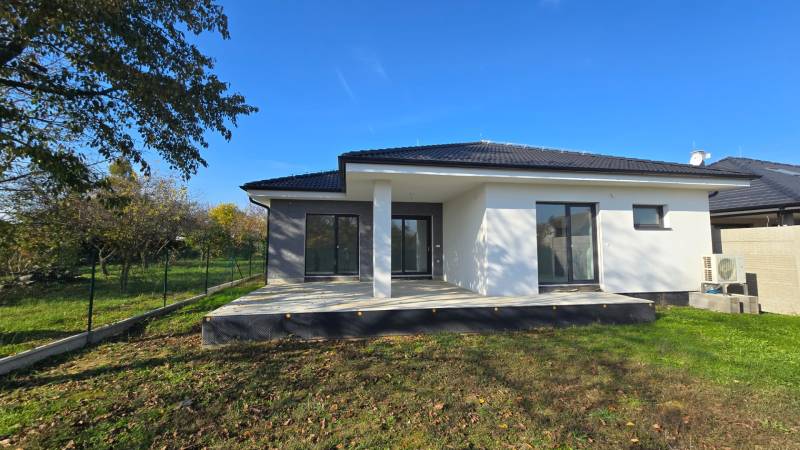 4 izbový BUNGALOV novostavba (VYSTAVBA) Piešťany, kvalitné prevedenie - Rodinný dom v Piešťanoch s terasou a zelenou záhradou.