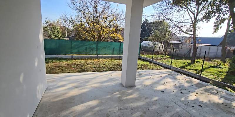 4 izbový BUNGALOV novostavba (VYSTAVBA) Piešťany, kvalitné prevedenie - Rodinný dom v Piešťanoch so záhradou, oplotený dvor s trávnikom a stromami na pozemku.