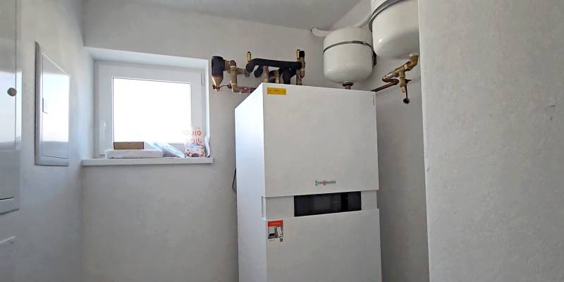 4 izbový BUNGALOV novostavba (VYSTAVBA) Piešťany, kvalitné prevedenie - Kondenzačný kotol vo svetlej technickej miestnosti rodinného domu s oknom.