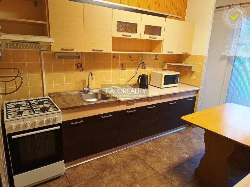 REZERVOVANÉ - Predaj, trojizbový byt Krompachy, Slov... - Kuchyňa v 3-izbovom byte s plynovým sporákom a podlahou s dreveným dekorom.