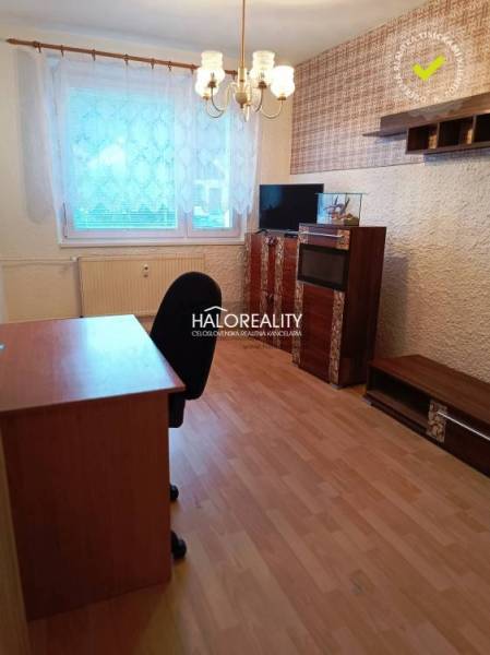 REZERVOVANÉ - Predaj, trojizbový byt Krompachy, Slov... - Izba s podlahou s dreveným dekorom, kancelárskym stolom a policami v 3-izbovom byte.