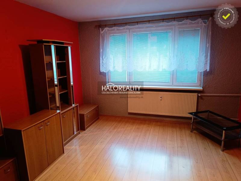 REZERVOVANÉ - Predaj, trojizbový byt Krompachy, Slov... - Izba s podlahou s dreveným dekorom, červenými stenami a nábytkom v 3-izbovom byte.