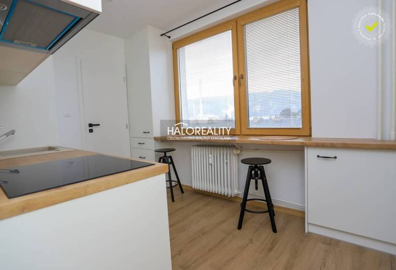 Prenájom, dvojizbový byt Považská Bystrica, Tatransk... - Kuchyňa v 2-izbovom byte s bielymi skrinkami a podlahou s dreveným dekorom.