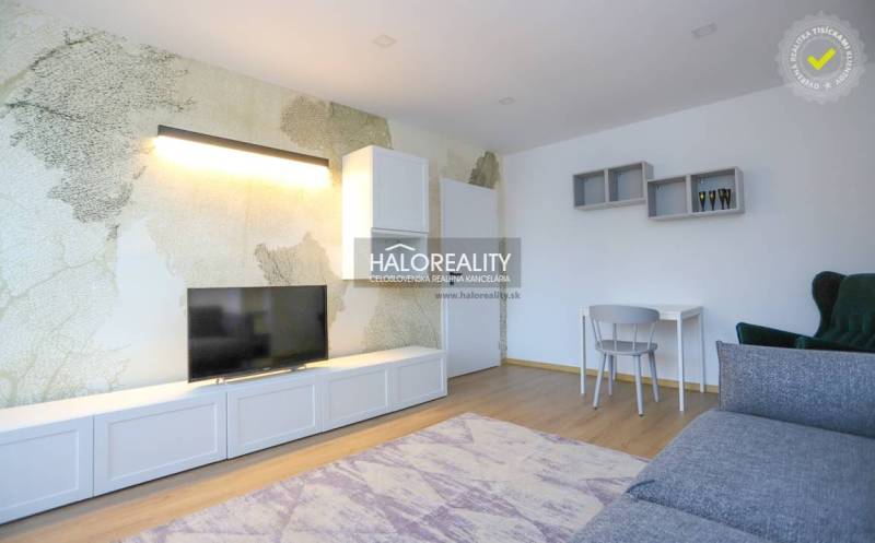 Prenájom, dvojizbový byt Považská Bystrica, Tatransk... - Obývacia izba v 2-izbovom byte s podlahou s dreveným dekorom a televízorom.