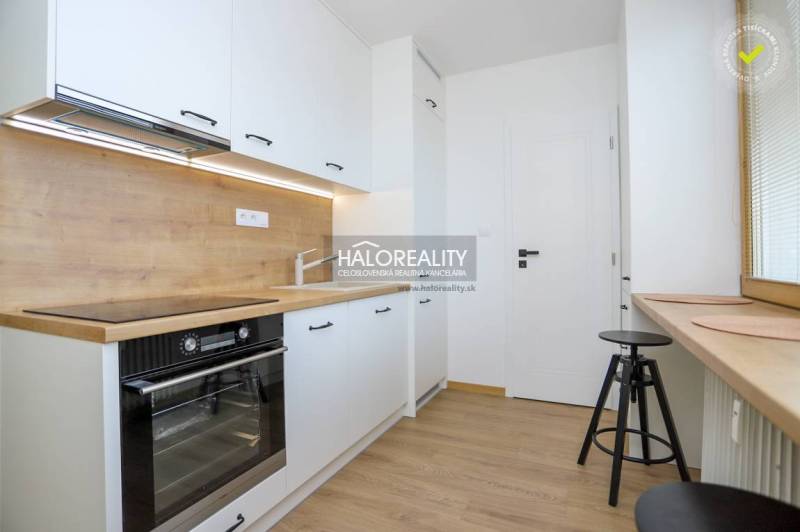 Prenájom, dvojizbový byt Považská Bystrica, Tatransk... - Kuchyňa 2-izbového bytu, podlaha s dreveným dekorom, svetlá miestnosť s veľkým oknom.