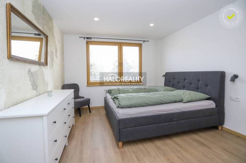 Prenájom, dvojizbový byt Považská Bystrica, Tatransk... - Spálňa v 2-izbovom byte s posteľou, komodou, zrkadlom a podlahou s dreveným dekorom.