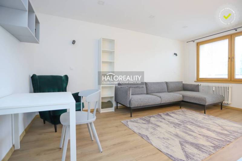 Prenájom, dvojizbový byt Považská Bystrica, Tatransk... - Obývacia izba v 2-izbovom byte s pohovkou, stolom, kreslom a podlahou s dreveným dekorom.