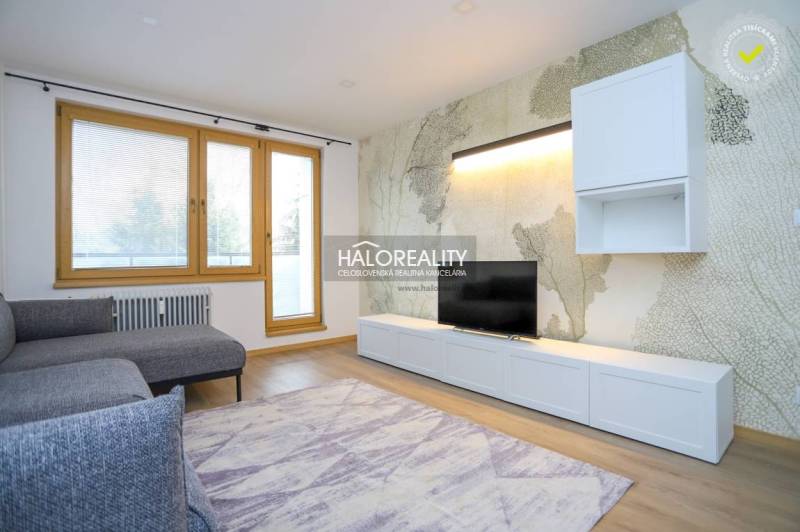 Prenájom, dvojizbový byt Považská Bystrica, Tatransk... - Svetlá obývačka v 2-izbovom byte s pohodlnou sedačkou a podlahou s dreveným dekorom.