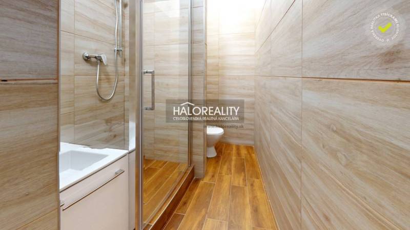 Predaj, jednoizbový byt Lučenec - EXKLUZÍVNE HALO RE... - Kúpeľňa v 1-izbovom byte so sprchovacím kútom a podlahou s dreveným dekorom.