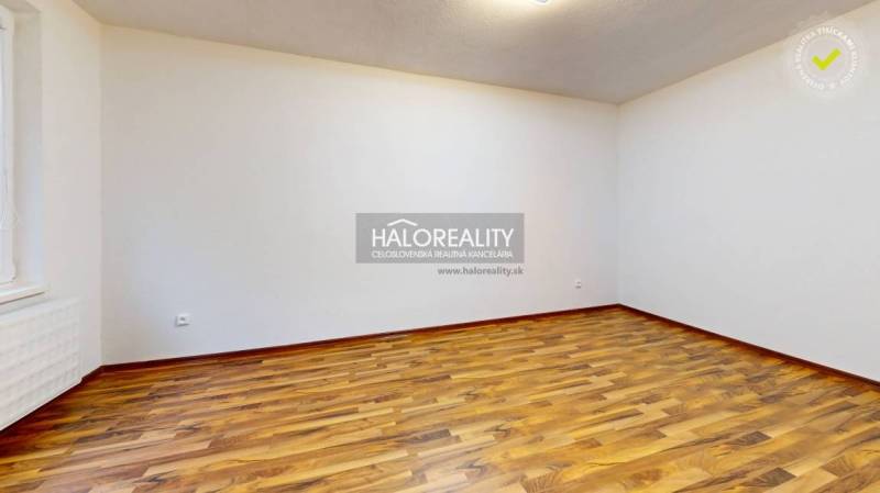 Predaj, jednoizbový byt Lučenec - EXKLUZÍVNE HALO RE... - Izba s podlahou s dreveným dekorom, biele steny, prázdny priestor, 1-izbový byt.