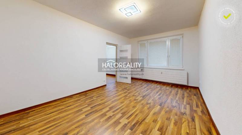 Predaj, jednoizbový byt Lučenec - EXKLUZÍVNE HALO RE... - Priestranná izba s podlahou s dreveným dekorom v 1-izbovom byte.