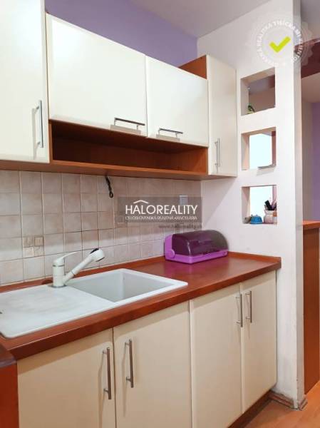 Predaj, trojizbový byt Trebišov, NOVÁ SKVELÁ CENA  -... - Kuchynský kút v garsónke s drezom a skrinkami.