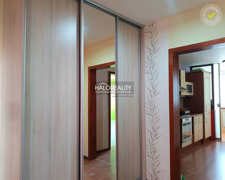 Predaj, trojizbový byt Trebišov, NOVÁ SKVELÁ CENA  -... - Garsónka s kuchyňou, dreveným obložením a vstavanou skriňou.