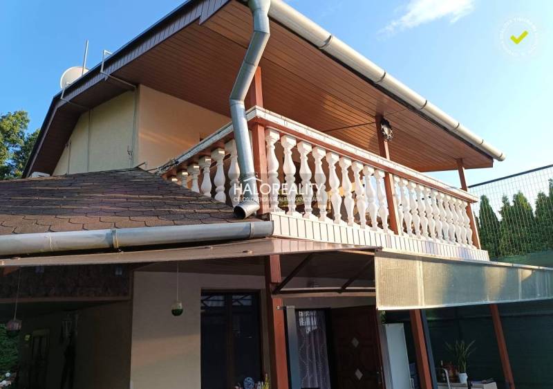 Predaj, chata Byšta - EXKLUZÍVNE HALO REALITY - Chata v Byšte s terasou a dreveným dekorom balkóna.