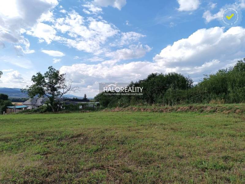 Predaj, pozemok pre rodinný dom   2351 m2 Čerhov, 1 ... - Pozemky - bývanie v Čerhove, trávnatá plocha, stromy, vzdialené domy, kopce, modrá obloha.