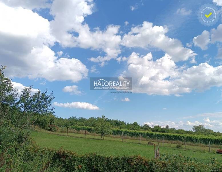 Predaj, pozemok pre rodinný dom   2351 m2 Čerhov, 1 ... - Pozemky - bývanie v Čerhove, zelené lúky a modrá obloha s oblakmi.