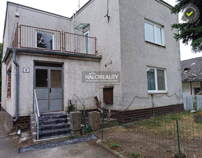 Predaj, rodinný dom Zemplín - EXKLUZÍVNE HALO REALITY - Rodinný dom v Zemplíne so schodiskom, balkónom a riedkym plotom.