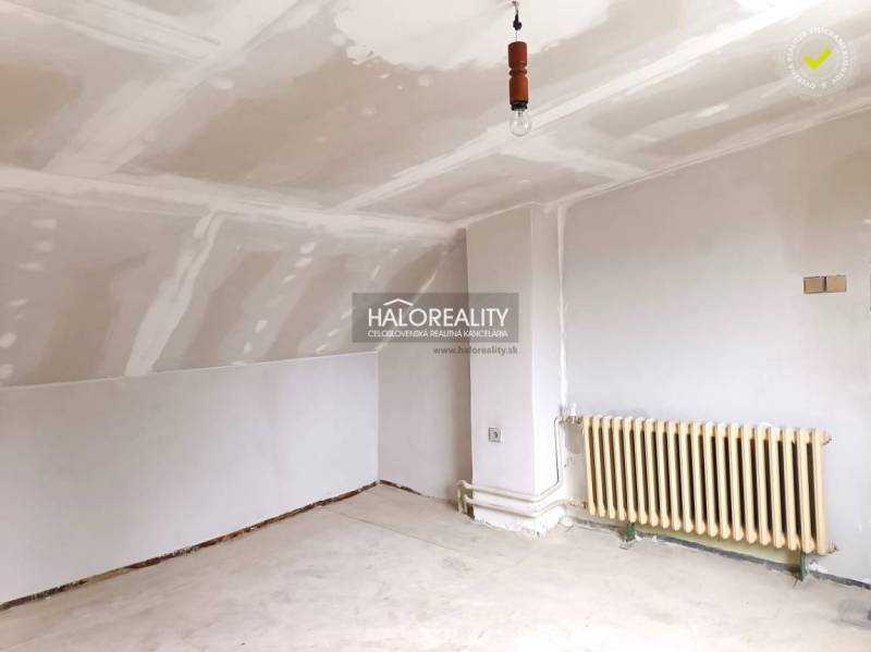 Predaj, rodinný dom Zemplín - EXKLUZÍVNE HALO REALITY - Interiér s bielym stropom, radiátorom a podlahou v rodinnom dome.