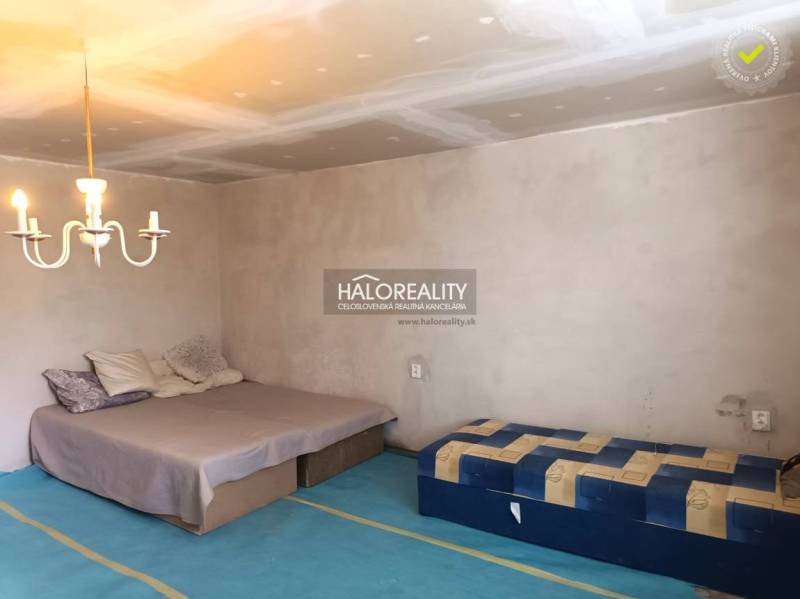 Predaj, rodinný dom Zemplín - EXKLUZÍVNE HALO REALITY - Spálňa v rodinnom dome s posteľou, matracom, svietidlom a jednoduchým nábytkom.