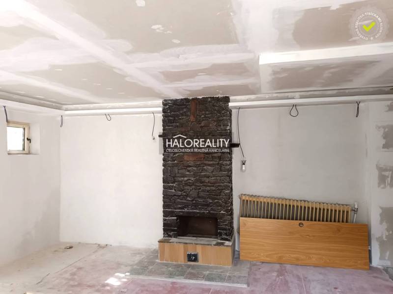 Predaj, rodinný dom Zemplín - EXKLUZÍVNE HALO REALITY - Krb so vzorom z kameňa v interiéri rodinného domu.