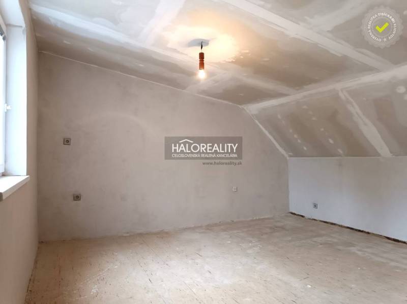 Predaj, rodinný dom Zemplín - EXKLUZÍVNE HALO REALITY - Nezariadená podkrovná miestnosť v rodinnom dome, svetlé steny a drevená podlaha.