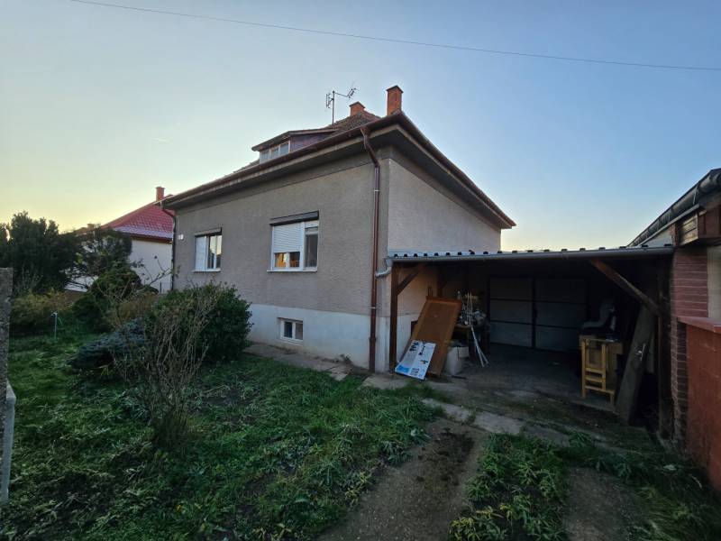 Rodinný dom s pozemkom 860 m2 - Rodinný dom na Slnečnej ulici v Novom Meste nad Váhom s prístreškom a záhradou.